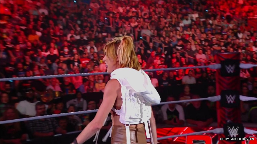 WWE_Monday_Night_RAW_2022_07_18_720p_HDTV_x264-Star_mkv_000564650.jpg