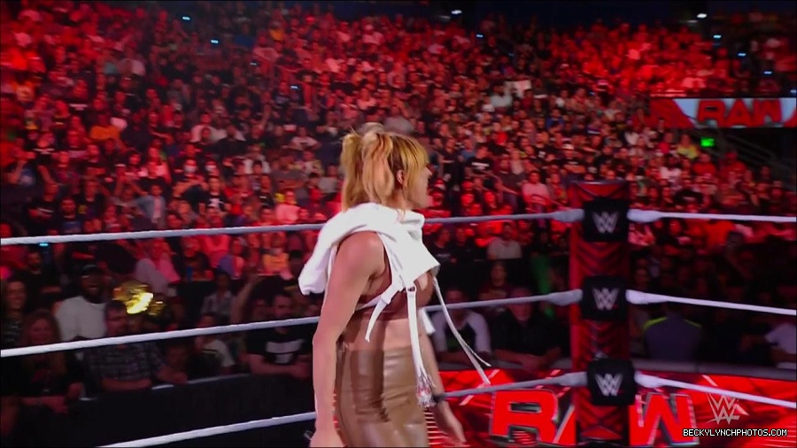 WWE_Monday_Night_RAW_2022_07_18_720p_HDTV_x264-Star_mkv_000566250.jpg