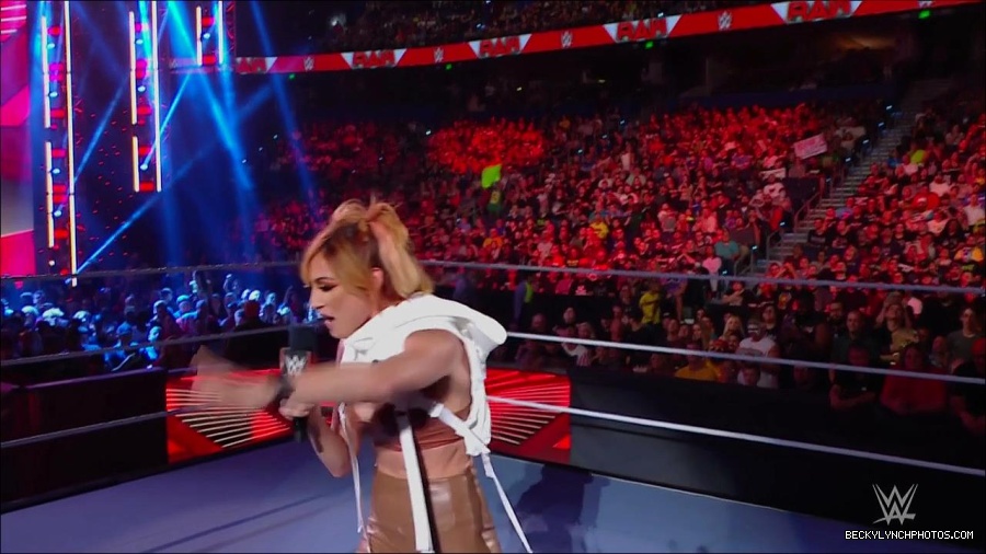 WWE_Monday_Night_RAW_2022_07_18_720p_HDTV_x264-Star_mkv_000570250.jpg