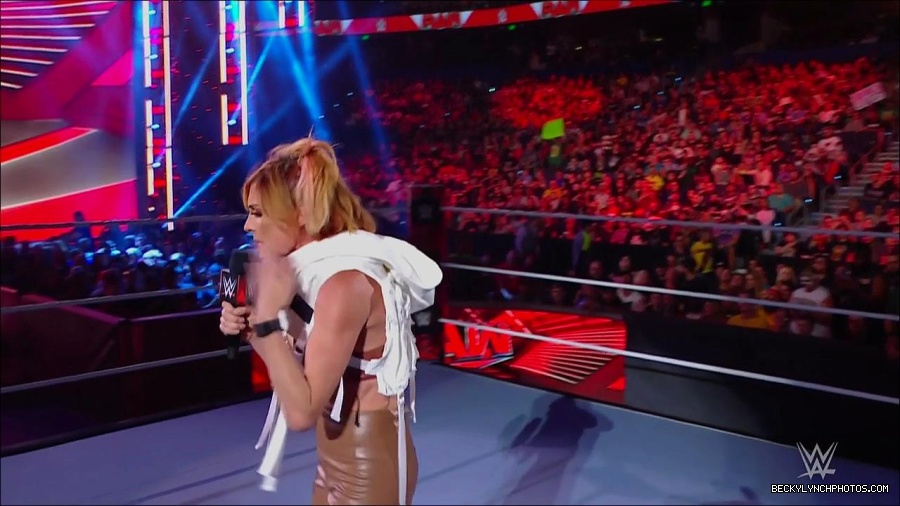 WWE_Monday_Night_RAW_2022_07_18_720p_HDTV_x264-Star_mkv_000570650.jpg