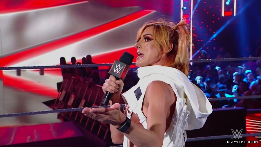 WWE_Monday_Night_RAW_2022_07_18_720p_HDTV_x264-Star_mkv_000584650.jpg