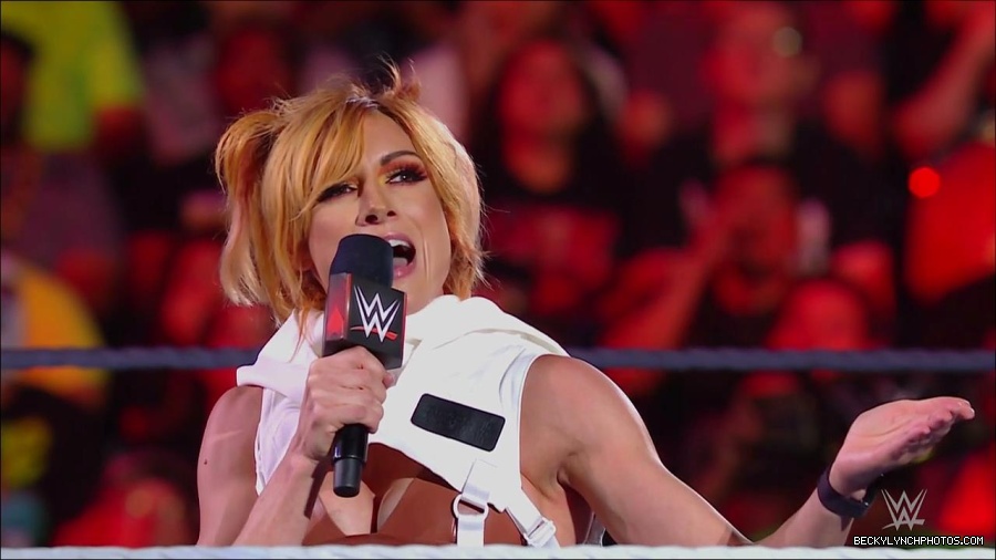 WWE_Monday_Night_RAW_2022_07_18_720p_HDTV_x264-Star_mkv_000585850.jpg