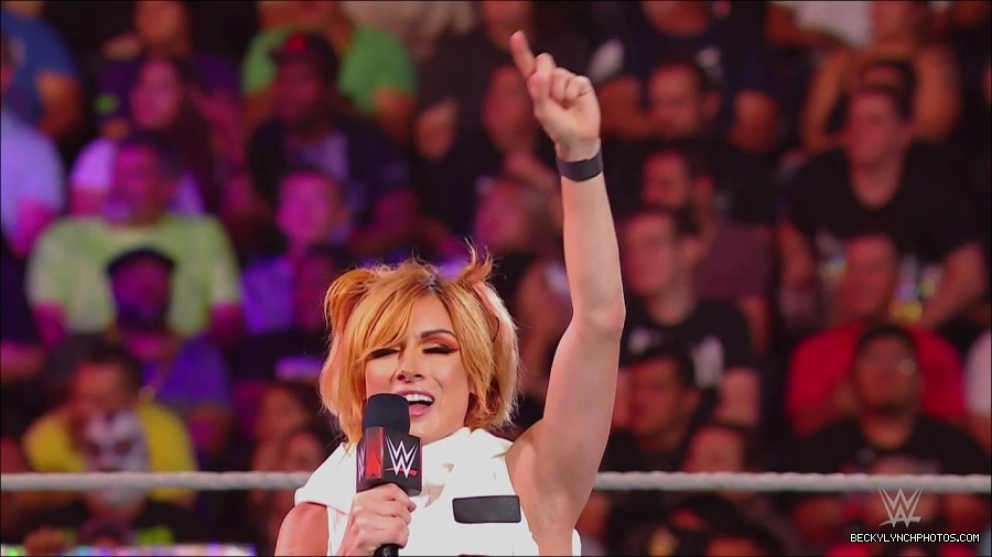 WWE_Monday_Night_RAW_2022_07_18_720p_HDTV_x264-Star_mkv_000611450.jpg