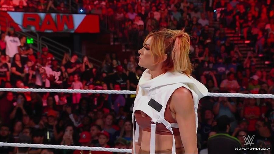 WWE_Monday_Night_RAW_2022_07_18_720p_HDTV_x264-Star_mkv_000652770.jpg