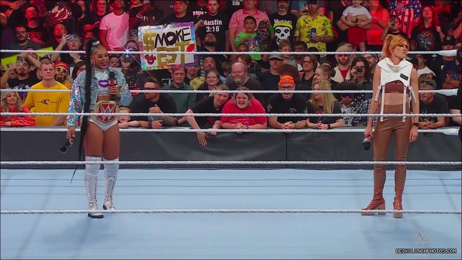 WWE_Monday_Night_RAW_2022_07_18_720p_HDTV_x264-Star_mkv_000659970.jpg