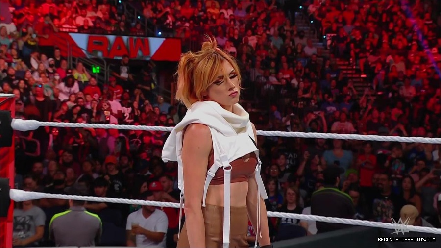 WWE_Monday_Night_RAW_2022_07_18_720p_HDTV_x264-Star_mkv_000667170.jpg
