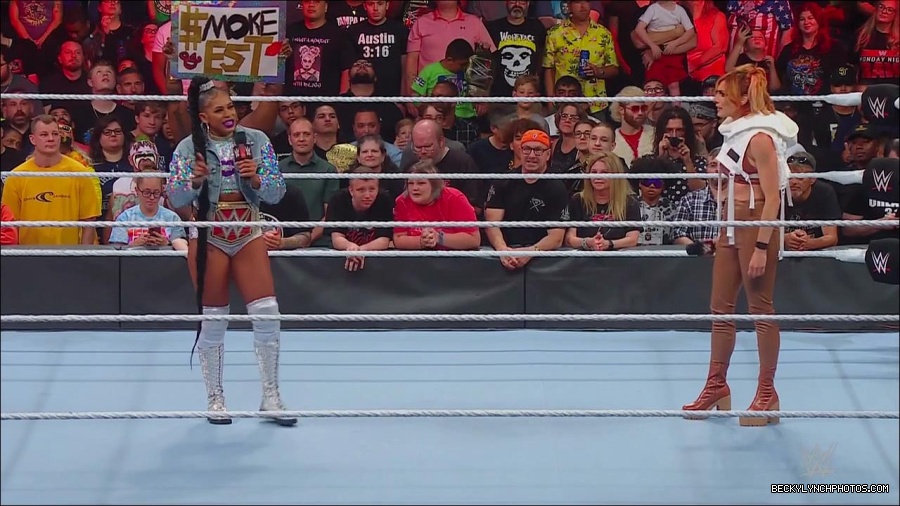 WWE_Monday_Night_RAW_2022_07_18_720p_HDTV_x264-Star_mkv_000682370.jpg