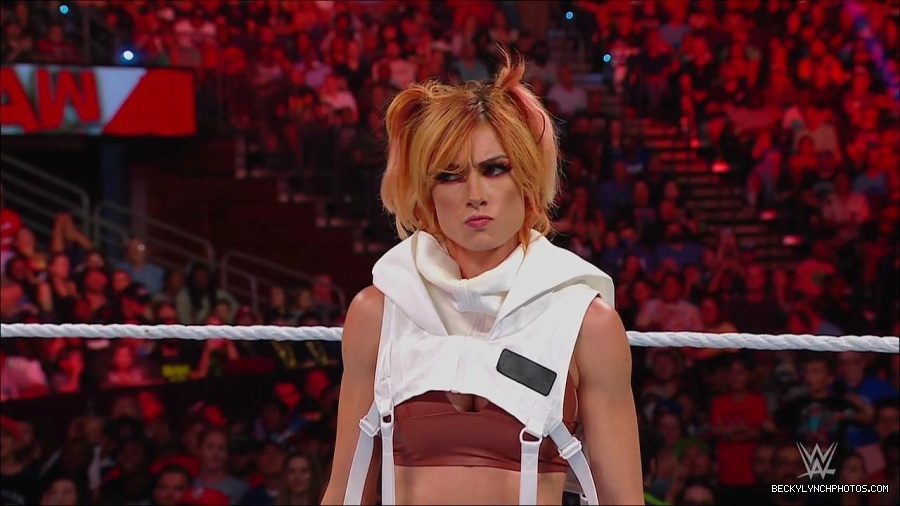 WWE_Monday_Night_RAW_2022_07_18_720p_HDTV_x264-Star_mkv_000688770.jpg