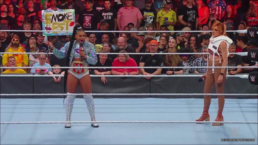 WWE_Monday_Night_RAW_2022_07_18_720p_HDTV_x264-Star_mkv_000701970.jpg