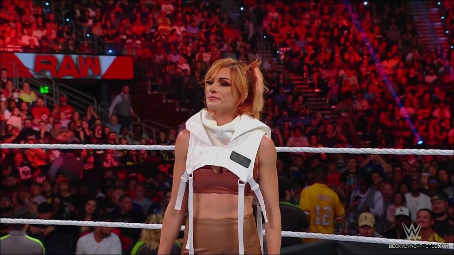 WWE_Monday_Night_RAW_2022_07_18_720p_HDTV_x264-Star_mkv_000707570.jpg