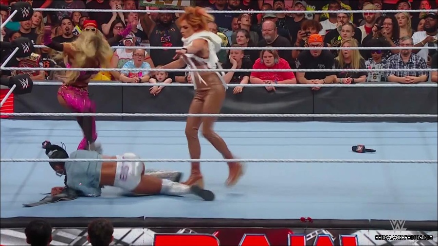 WWE_Monday_Night_RAW_2022_07_18_720p_HDTV_x264-Star_mkv_000846370.jpg