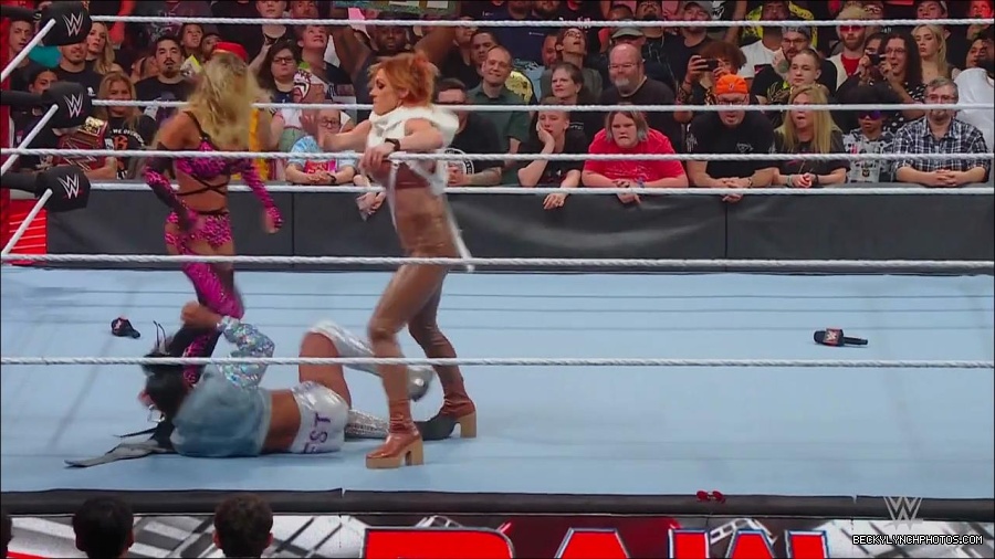 WWE_Monday_Night_RAW_2022_07_18_720p_HDTV_x264-Star_mkv_000846770.jpg