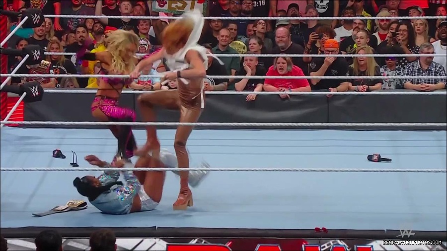 WWE_Monday_Night_RAW_2022_07_18_720p_HDTV_x264-Star_mkv_000847970.jpg