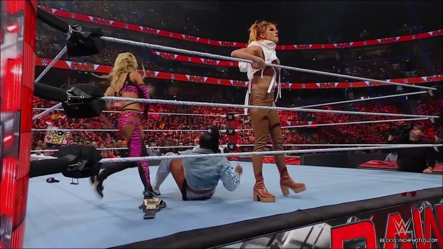 WWE_Monday_Night_RAW_2022_07_18_720p_HDTV_x264-Star_mkv_000851570.jpg