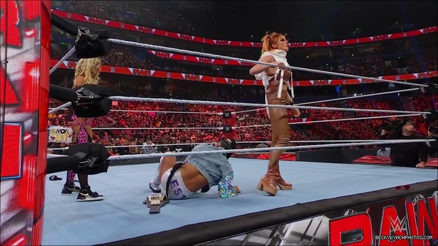 WWE_Monday_Night_RAW_2022_07_18_720p_HDTV_x264-Star_mkv_000852370.jpg