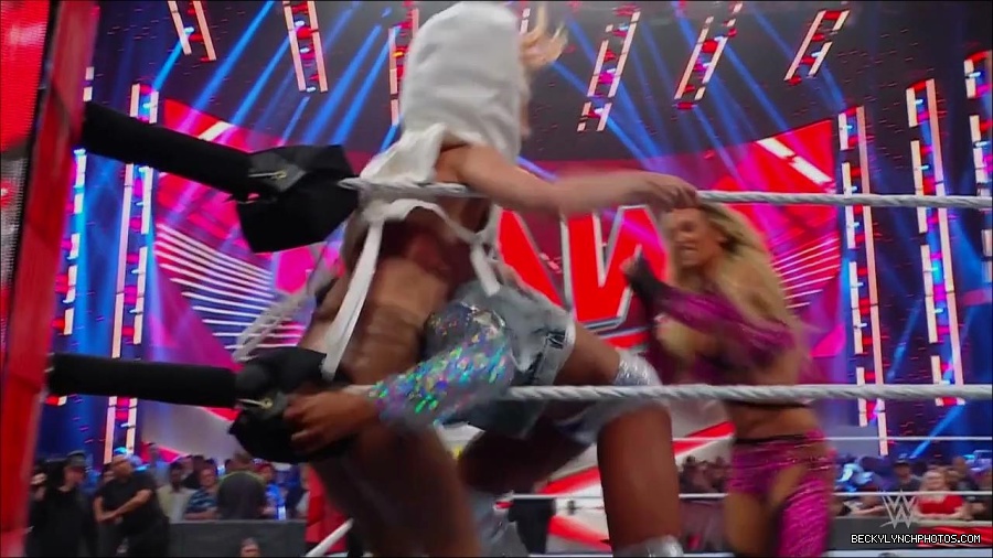 WWE_Monday_Night_RAW_2022_07_18_720p_HDTV_x264-Star_mkv_000861570.jpg