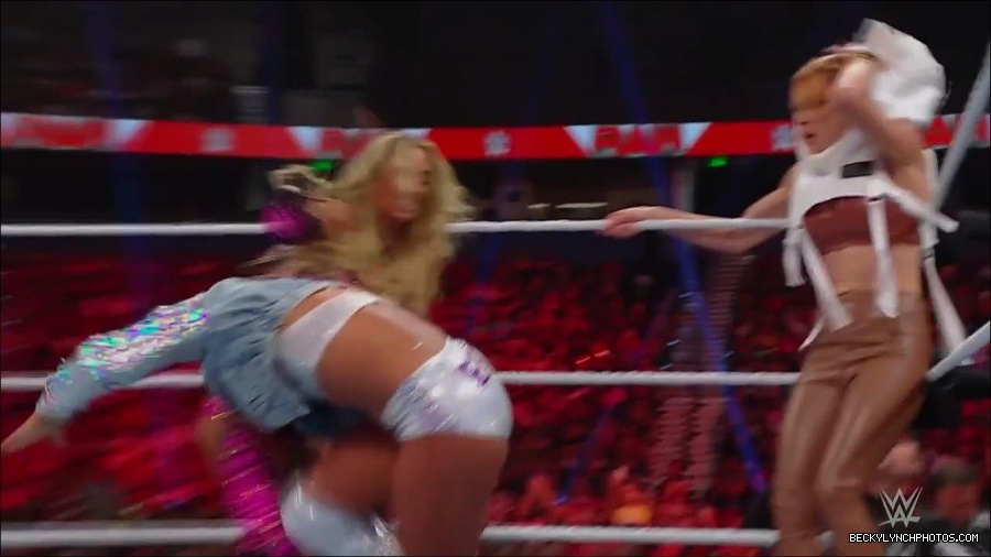 WWE_Monday_Night_RAW_2022_07_18_720p_HDTV_x264-Star_mkv_000862770.jpg