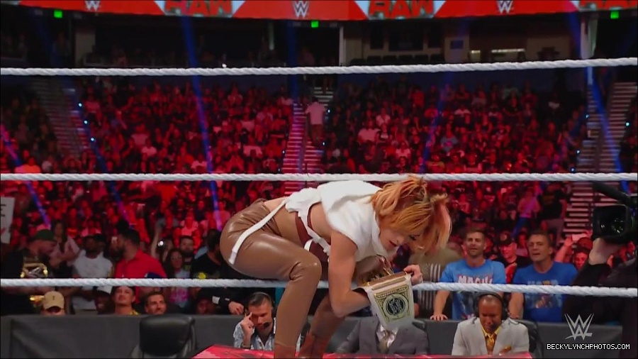 WWE_Monday_Night_RAW_2022_07_18_720p_HDTV_x264-Star_mkv_001380010.jpg