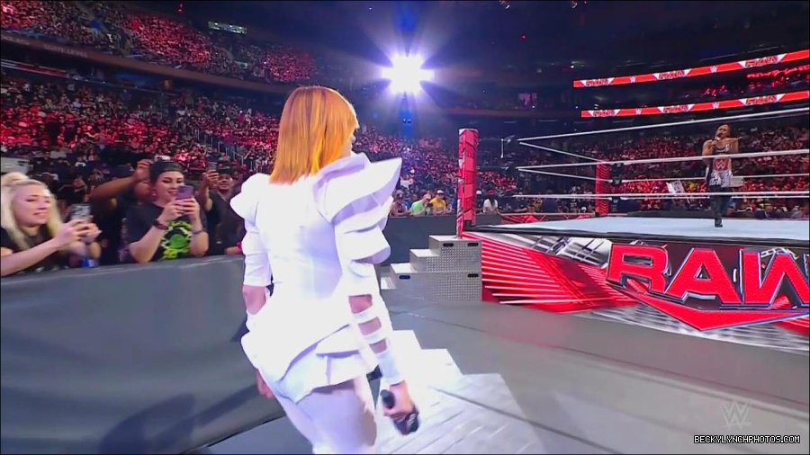 WWE_Monday_Night_RAW_2022_07_25_720p_HDTV_x264-Star_mkv_004391850.jpg