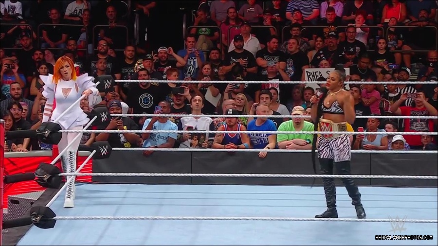 WWE_Monday_Night_RAW_2022_07_25_720p_HDTV_x264-Star_mkv_004400250.jpg