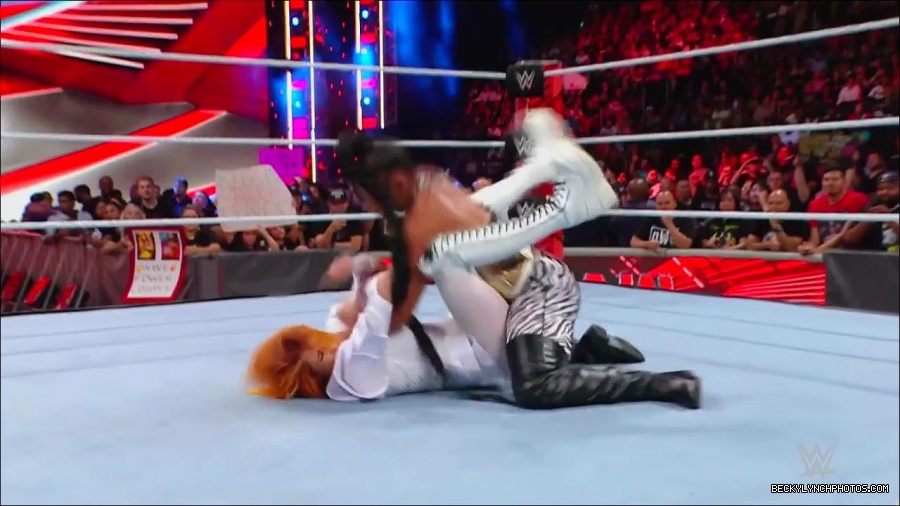 WWE_Monday_Night_RAW_2022_07_25_720p_HDTV_x264-Star_mkv_004433050.jpg