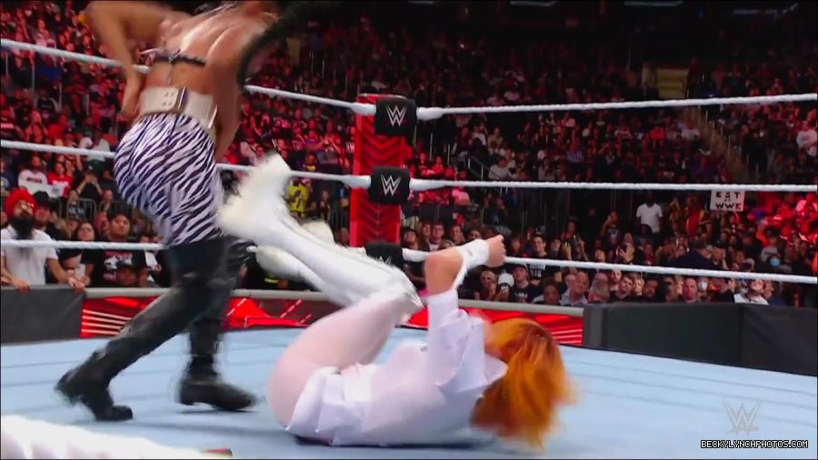 WWE_Monday_Night_RAW_2022_07_25_720p_HDTV_x264-Star_mkv_004434650.jpg