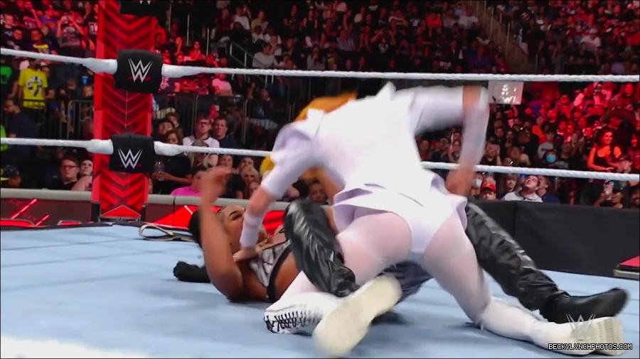 WWE_Monday_Night_RAW_2022_07_25_720p_HDTV_x264-Star_mkv_004441450.jpg