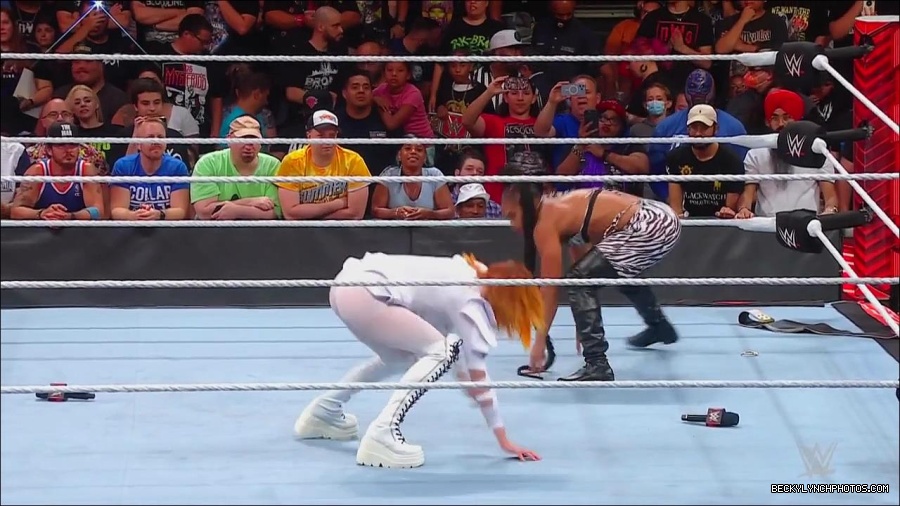 WWE_Monday_Night_RAW_2022_07_25_720p_HDTV_x264-Star_mkv_004444650.jpg