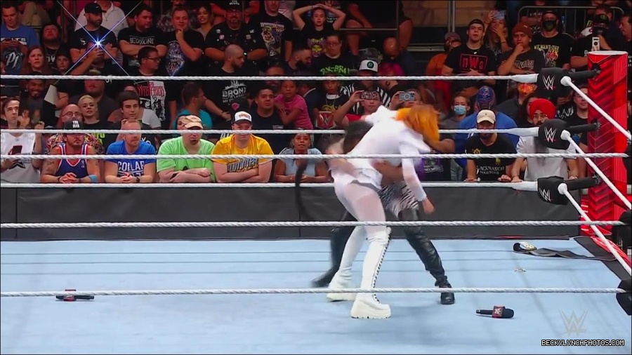 WWE_Monday_Night_RAW_2022_07_25_720p_HDTV_x264-Star_mkv_004447050.jpg