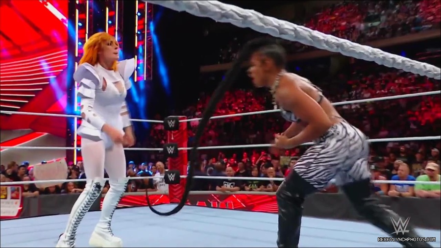 WWE_Monday_Night_RAW_2022_07_25_720p_HDTV_x264-Star_mkv_004451450.jpg