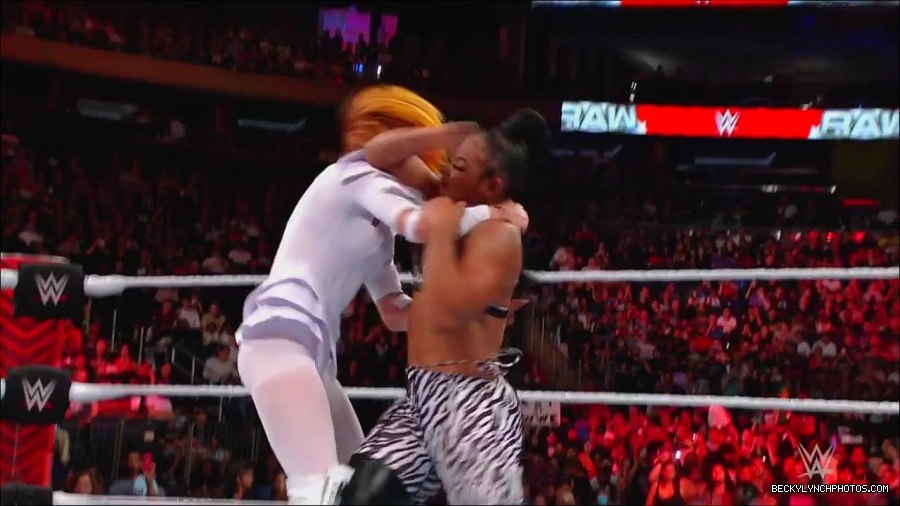 WWE_Monday_Night_RAW_2022_07_25_720p_HDTV_x264-Star_mkv_004453450.jpg