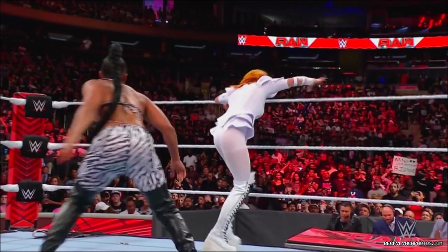 WWE_Monday_Night_RAW_2022_07_25_720p_HDTV_x264-Star_mkv_004457850.jpg