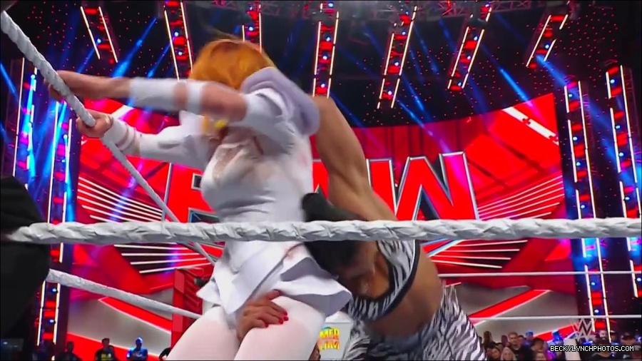 WWE_Monday_Night_RAW_2022_07_25_720p_HDTV_x264-Star_mkv_004461050.jpg