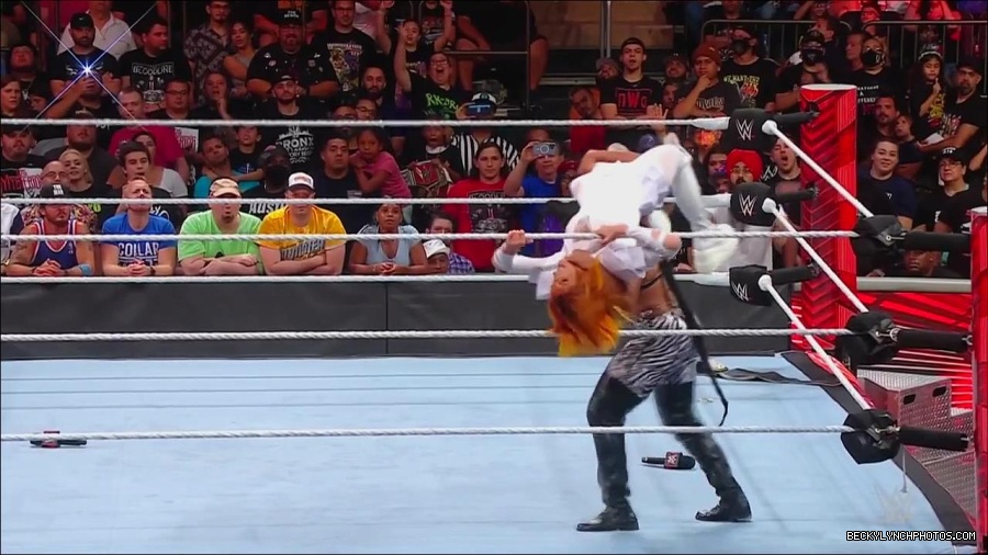 WWE_Monday_Night_RAW_2022_07_25_720p_HDTV_x264-Star_mkv_004463050.jpg