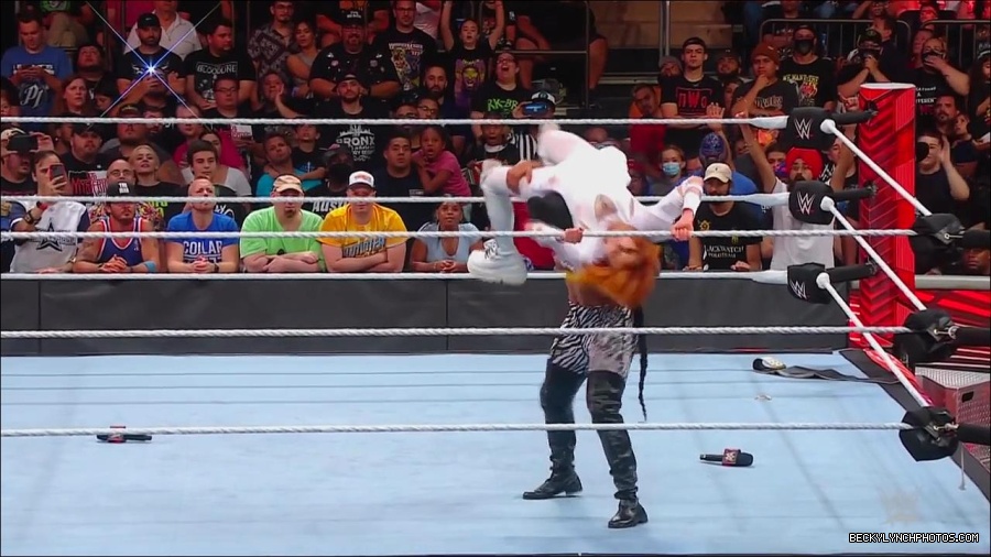 WWE_Monday_Night_RAW_2022_07_25_720p_HDTV_x264-Star_mkv_004463850.jpg