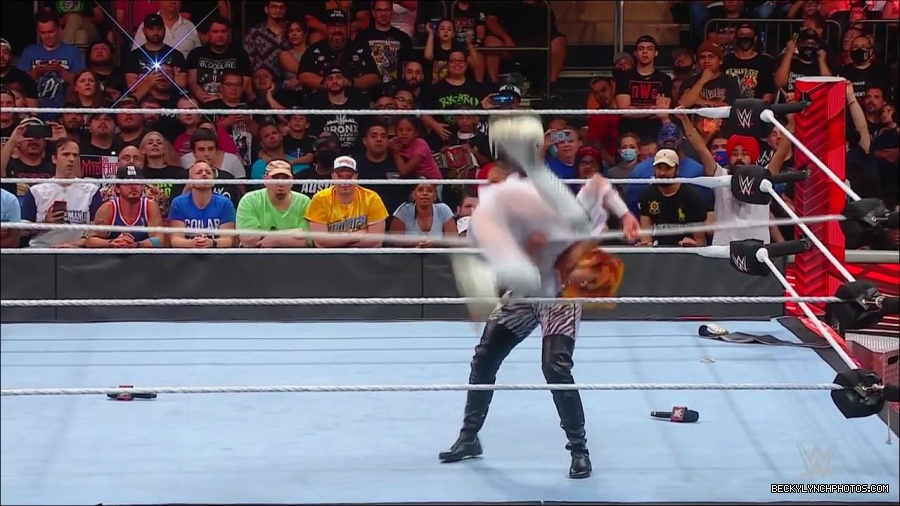WWE_Monday_Night_RAW_2022_07_25_720p_HDTV_x264-Star_mkv_004465050.jpg