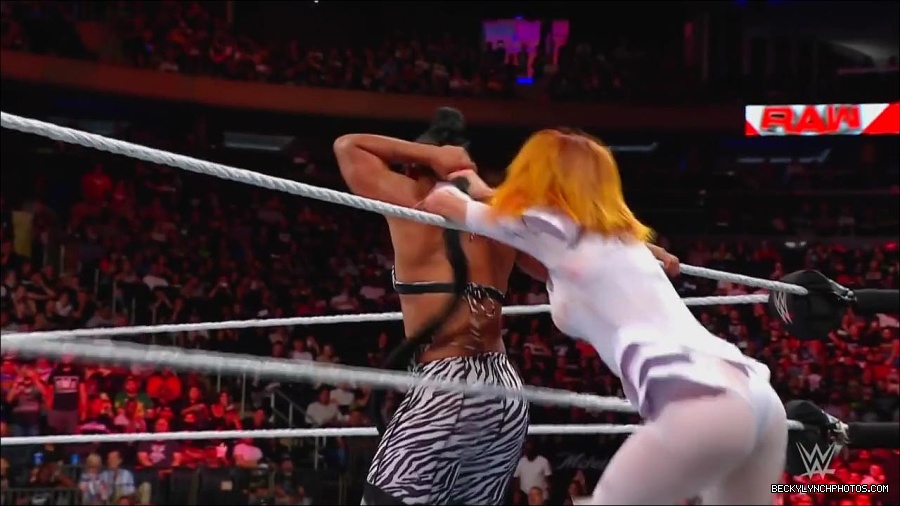 WWE_Monday_Night_RAW_2022_07_25_720p_HDTV_x264-Star_mkv_004467850.jpg