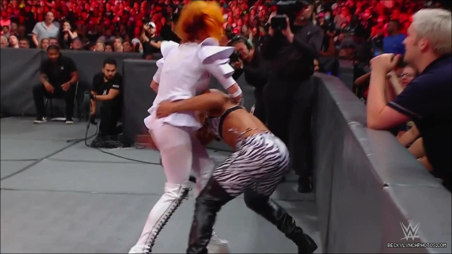 WWE_Monday_Night_RAW_2022_07_25_720p_HDTV_x264-Star_mkv_004474250.jpg