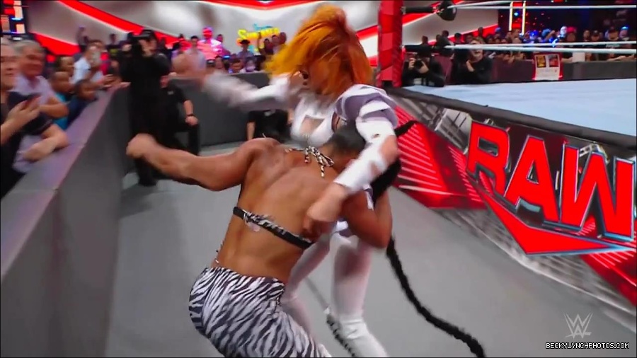 WWE_Monday_Night_RAW_2022_07_25_720p_HDTV_x264-Star_mkv_004475050.jpg