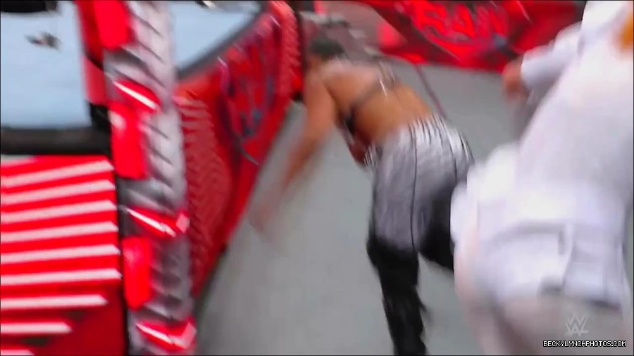 WWE_Monday_Night_RAW_2022_07_25_720p_HDTV_x264-Star_mkv_004478650.jpg