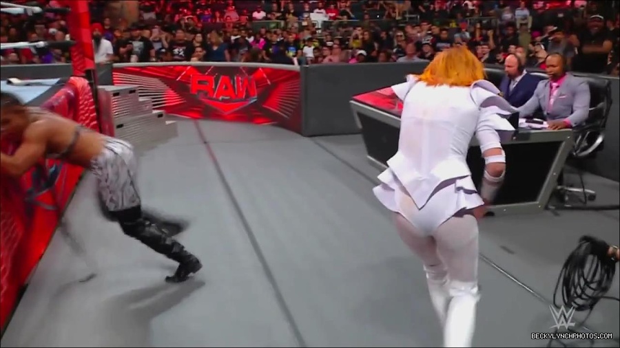 WWE_Monday_Night_RAW_2022_07_25_720p_HDTV_x264-Star_mkv_004479450.jpg