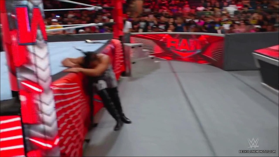 WWE_Monday_Night_RAW_2022_07_25_720p_HDTV_x264-Star_mkv_004479850.jpg