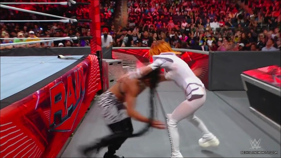 WWE_Monday_Night_RAW_2022_07_25_720p_HDTV_x264-Star_mkv_004481450.jpg