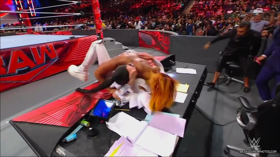 WWE_Monday_Night_RAW_2022_07_25_720p_HDTV_x264-Star_mkv_004483450.jpg