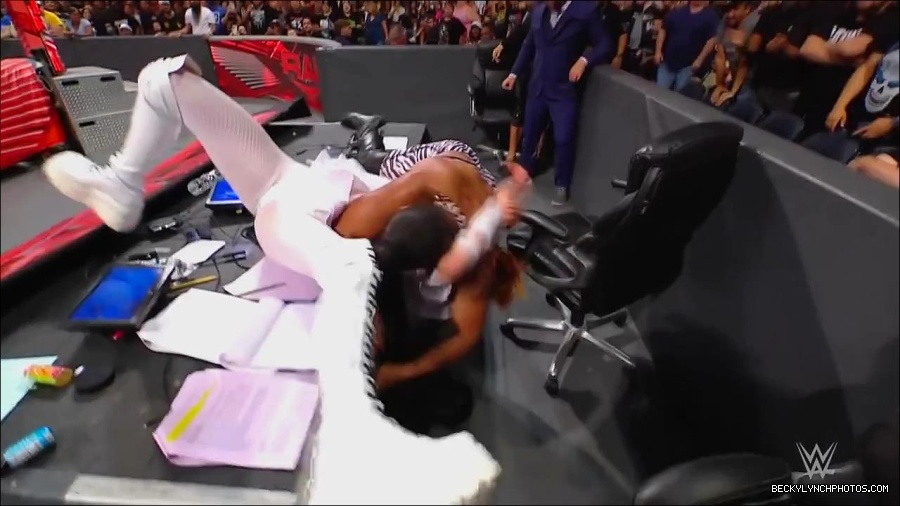 WWE_Monday_Night_RAW_2022_07_25_720p_HDTV_x264-Star_mkv_004485850.jpg