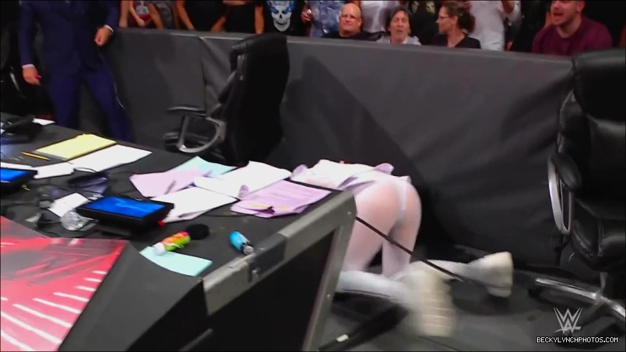 WWE_Monday_Night_RAW_2022_07_25_720p_HDTV_x264-Star_mkv_004487850.jpg