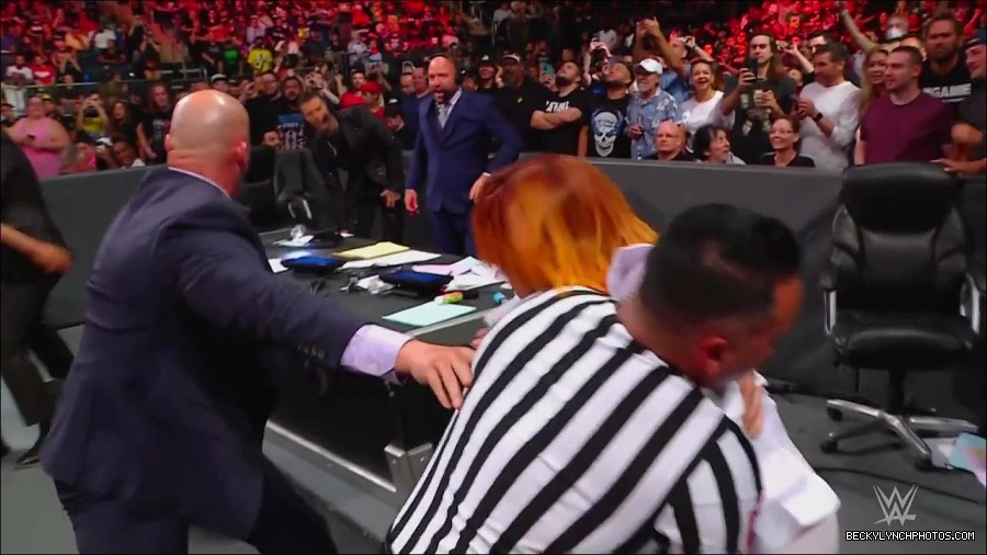 WWE_Monday_Night_RAW_2022_07_25_720p_HDTV_x264-Star_mkv_004502650.jpg