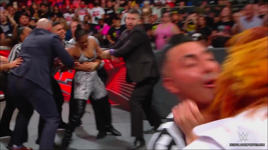 WWE_Monday_Night_RAW_2022_07_25_720p_HDTV_x264-Star_mkv_004506650.jpg