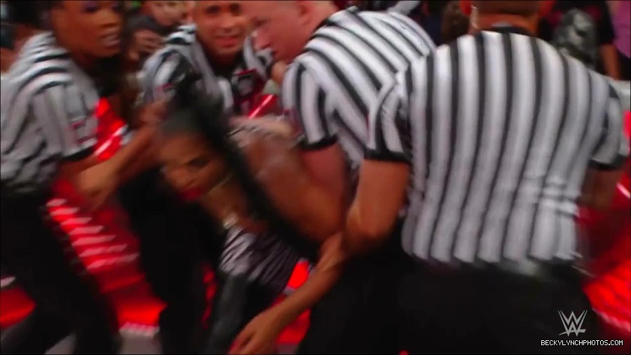 WWE_Monday_Night_RAW_2022_07_25_720p_HDTV_x264-Star_mkv_004520650.jpg