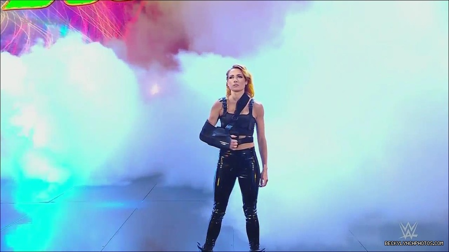 WWE_Monday_Night_Raw_2022_08_01_720p_HDTV_x264-NWCHD_mp4_000076176.jpg